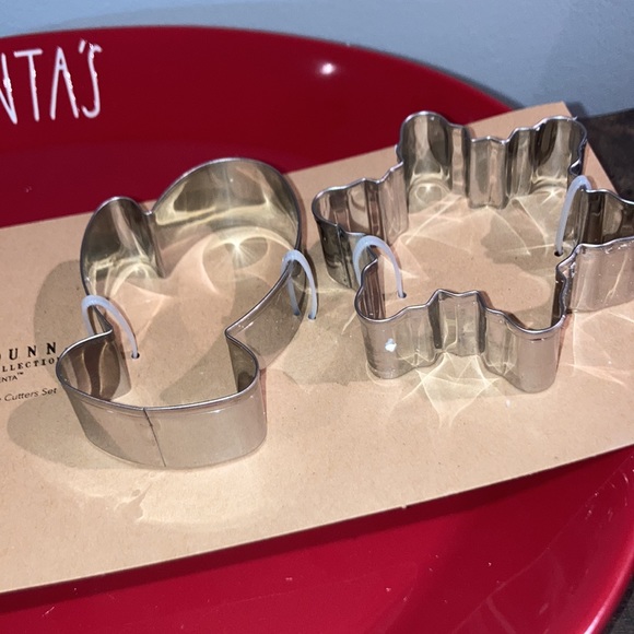 Rae Dunn 🎅 Red Santa’s Exchange Plate w/ Cookie Cutters - Christmas Platter NIB - Picture 5 of 9